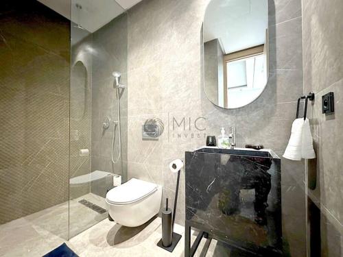 La salle de bains est pourvue de toilettes, d'un lavabo et d'un miroir. dans l'établissement The Besty Ocean Suite-By Ayla Stay, à Casablanca