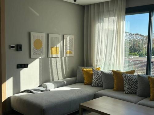 - un salon avec un canapé et une fenêtre dans l'établissement The Besty Ocean Suite-By Ayla Stay, à Casablanca