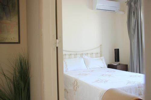 a bedroom with a bed with white sheets and pillows at Chalet adosado en urbanización con piscina in Estepona