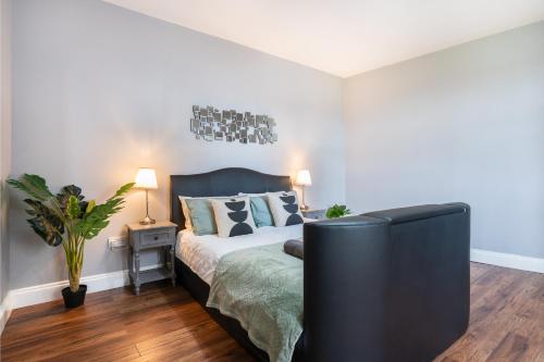 a bedroom with a bed with a black headboard at 1Bed-Town Centre-Free Parking in Fife