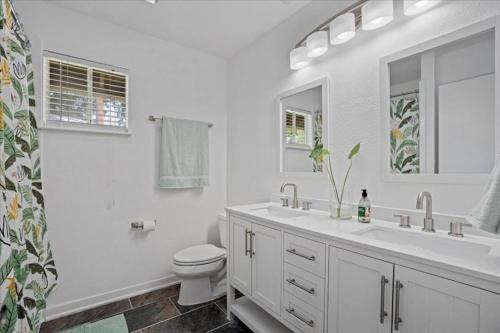 ein weißes Bad mit einem WC und einem Waschbecken in der Unterkunft Small Town, Big House - Sleeps 8! in Taylor