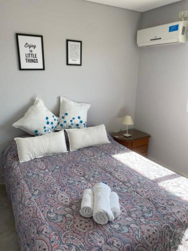 1 dormitorio con 1 cama con toallas en Altezza apartamento en San Francisco