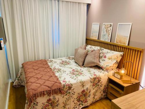 - une chambre avec un lit doté d'une tête de lit en bois dans l'établissement FLAT EXCELSIOR- PRÓXIMO SHOPPING RIOMAR, à Récife