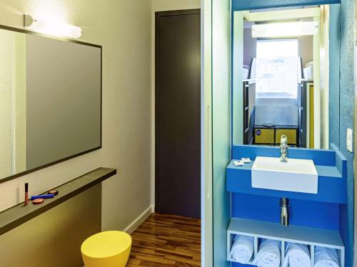 La salle de bains est pourvue d'un lavabo et d'un miroir. dans l'établissement ibis budget SP Centro Sao Joao, à São Paulo
