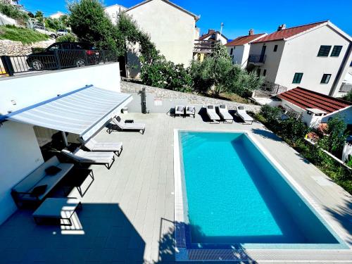 Výhled na bazén z ubytování Villa Zen Trogir - Apartment Okrug, Heated pool, EV Type 2 nebo okolí