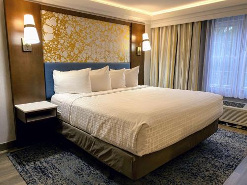 a bedroom with a large bed in a hotel room at The Westfield Inn, BW Signature Collection in Westfield