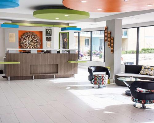 - un hall avec une salle d'attente avec des chaises et un comptoir dans l'établissement Quality Inn & Suites Oceanfront, à Virginia Beach