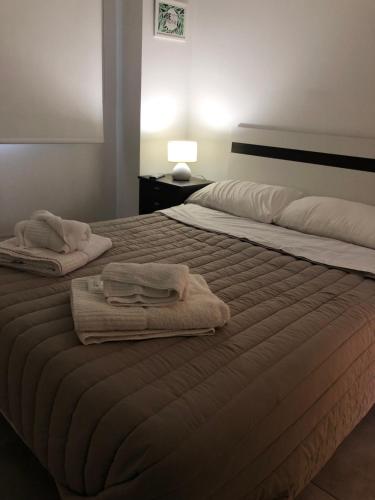 2 camas con toallas encima de ellas en un dormitorio en Eden Ush Dpto Centro en Ushuaia