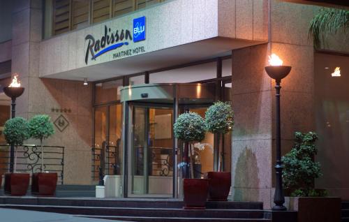 un edificio con due luci davanti di Radisson Blu Martinez Beirut a Beirut