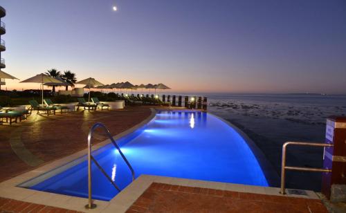 - une piscine sur la plage la nuit dans l'établissement Radisson Blu Hotel Waterfront, Cape Town, au Cap