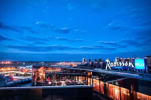 una vista desde la parte superior de un edificio por la noche en Radisson Blu Hotel Moscow Sheremetyevo Airport, en Khimki