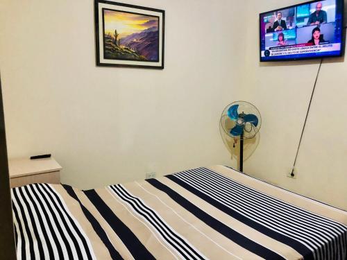 una camera con letto e TV a schermo piatto di Anita depto Jujuy a San Salvador de Jujuy