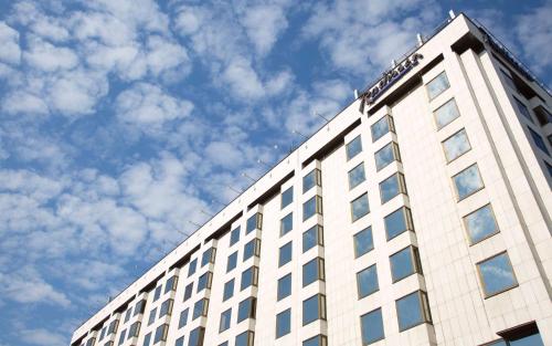 un edificio alto con un cielo en el fondo en Radisson Slavyanskaya Hotel & Business Center, en Moscú