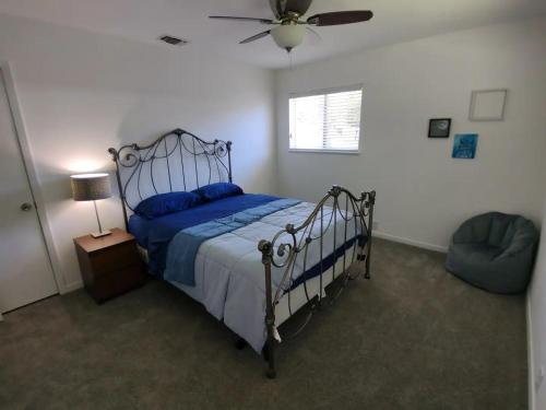 Schlafzimmer mit einem Bett und einem Deckenventilator in der Unterkunft Small Town, Big House - Sleeps 8! in Taylor