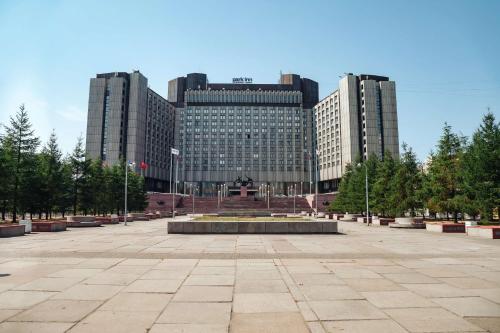 una gran plaza frente a un gran edificio en Park Inn by Radisson Pribaltiyskaya Hotel and Congress Centre en San Petersburgo