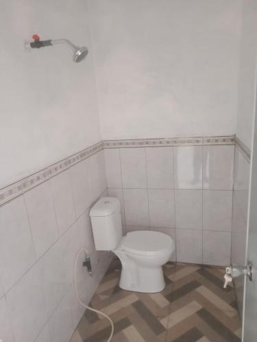 uma casa de banho com um WC branco num quarto em Gangga Guest House Bromo em Ngadisari
