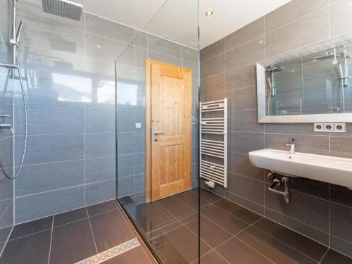 ブリクセン・イム・ターレにあるBrixen 1のバスルーム(洗面台、ガラス張りのシャワー付)