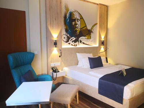 Una cama o camas en una habitación de First Inn Hotel Zwickau