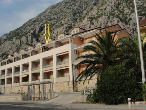 um edifício com uma palmeira em frente a uma montanha em Kotor Sveti Stasije Mila em Dobrota
