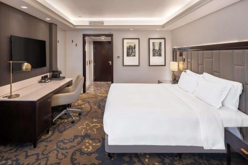 Radisson Blu Hotel, Dubai Deira Creek Image