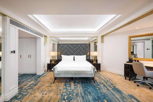 Radisson Blu Hotel, Dubai Deira Creek Image
