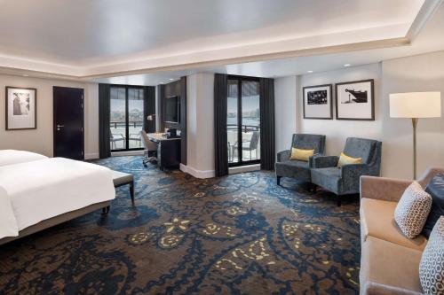 Postel nebo postele na pokoji v ubytování Radisson Blu Hotel, Dubai Deira Creek