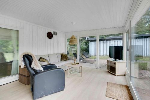 Телевизор и/или развлекательный центр в Newly Renovated Holiday Home In The Forest