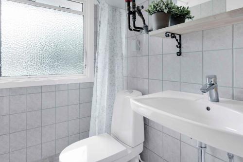 Koupelna v ubytování Helt Ny Renoveret Sommerhus I Rolige Omgivelser,