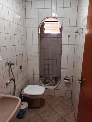 La petite salle de bains est pourvue de toilettes et d'un lavabo. dans l'établissement ANA POIPA CANEDO, à Senador Canedo