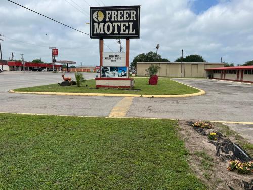 Freer的住宿－Freer Motel，停车场中央的免费汽车旅馆标志