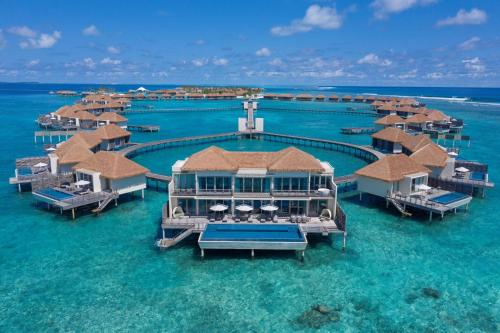 una vista aérea de un complejo en el océano en Radisson Blu Resort Maldives en Fenfushi