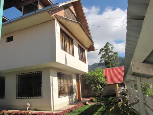 ein weißes Haus mit rotem Dach in der Unterkunft LA CASA DE PASCUALA in Villa Rica