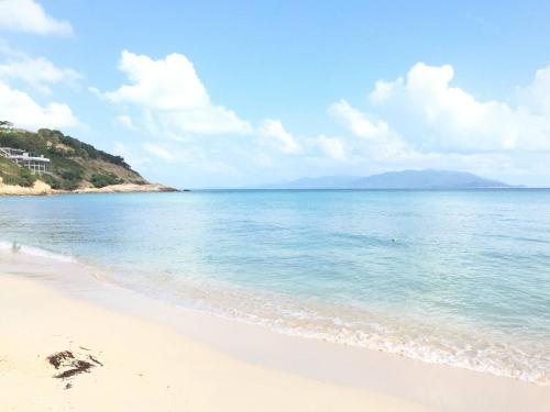 サムイ島にあるBaan Talay Sai Villa - Panoramic Views 300m to Beachの海とビーチの景色を望めます。