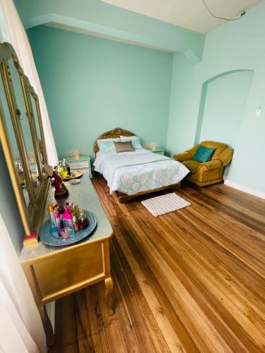 een slaapkamer met een bed en een tafel met een spiegel bij espectacular departamento centro de quito in Quito