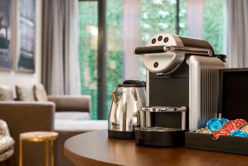 Příslušenství pro přípravu čaje a kávy v ubytování Radisson Blu Hotel Riyadh Qurtuba