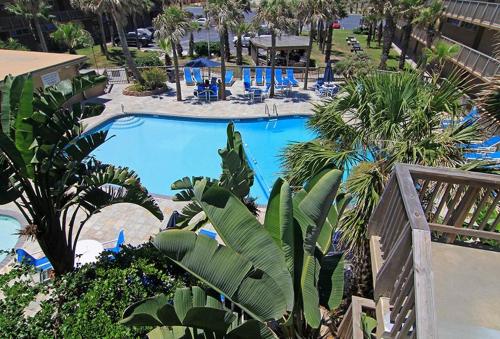 an overhead view of a swimming pool in a resort at Island House BeachFront Condo Hotel in Corpus Christi