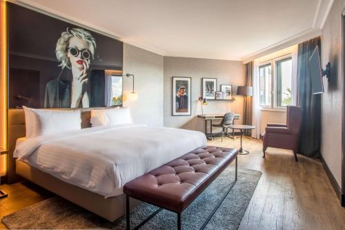 Postel nebo postele na pokoji v ubytování Radisson RED London Heathrow