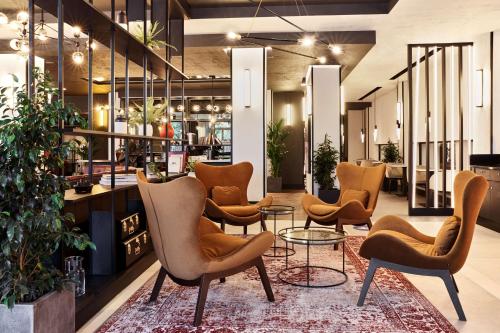 Posezení v ubytování Radisson RED London Heathrow