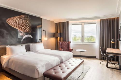 Postel nebo postele na pokoji v ubytování Radisson RED London Heathrow