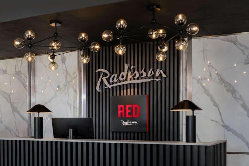 Certifikát, hodnocení, plakát nebo jiný dokument vystavený v ubytování Radisson RED London Heathrow