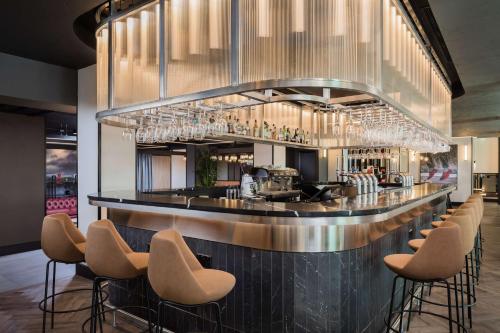 Lounge nebo bar v ubytování Radisson RED London Heathrow
