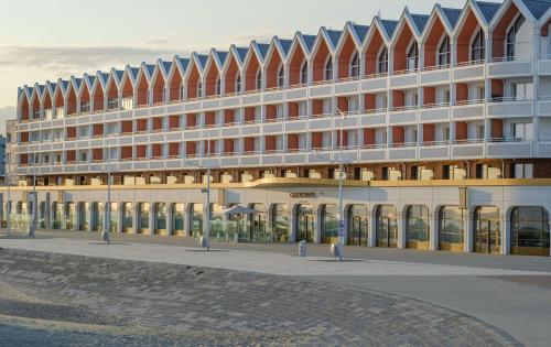 un grande edificio bianco con molte finestre di Radisson Blu Grand Hotel & Spa, Malo-Les-Bains a Dunkerque