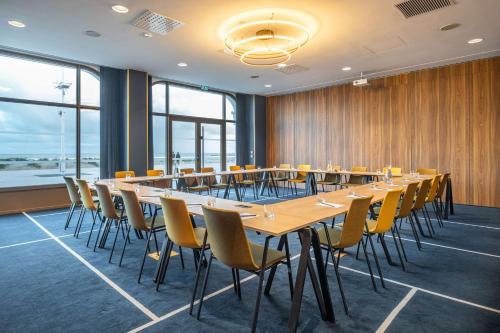 a conference room with a long table and chairs at Radisson Blu Grand Hotel & Spa, Malo-Les-Bains in Dunkerque