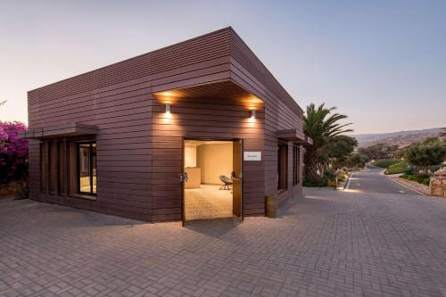 um pequeno edifício com uma porta numa estrada de tijolos em Radisson Blu Resort Taghazout Bay Surf Village em Taghazout