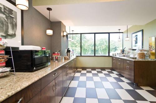 Hampton Inn New Philadelphia في نيو فيلادلفيا: مطبخ كبير مع أرضية مصدية