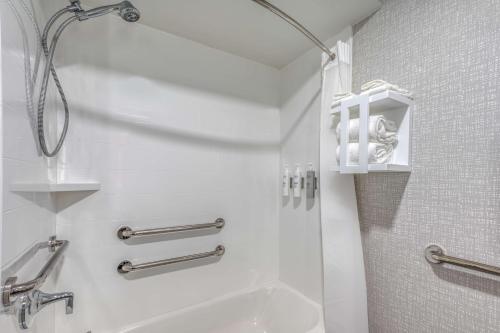 Ένα μπάνιο στο Hampton Inn New Philadelphia