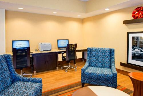 TV a/nebo společenská místnost v ubytování Hampton Inn Spartanburg Hotel