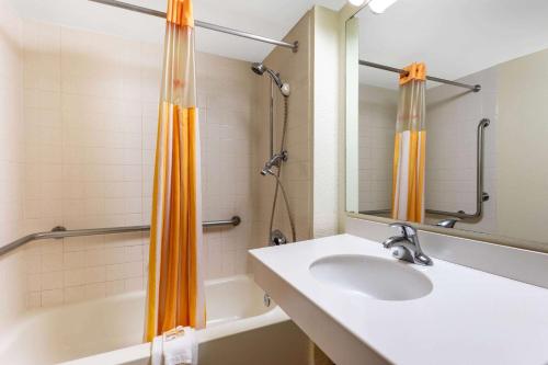 bagno con lavandino, vasca e specchio di La Quinta Inn by Wyndham Huntsville Research Park a Huntsville