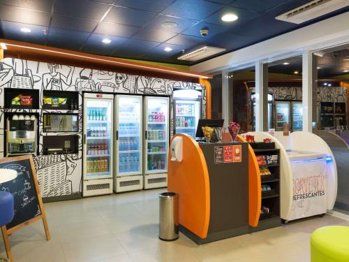 a fast food restaurant with a cash register in a store at ibis budget Campinas Aquidaban in Campinas