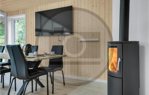 TV a/nebo společenská místnost v ubytování Stunning Home In Ebeltoft With Sauna